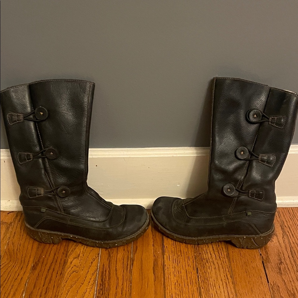 Black Leather Button-Accent Boots by El Naturalista